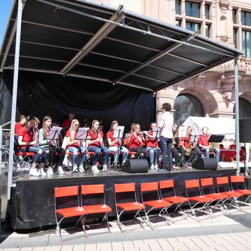 Bühnenanhänger/Trailerbühne mit Blasmusikorchester beim Auftritt
