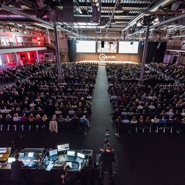 Corporate Event Heilbronn - Blick auf die Bühne aus der Vogelperspektive