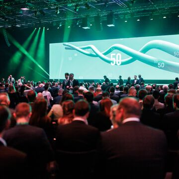 Blick auf LED Leinwand durch das Publikum