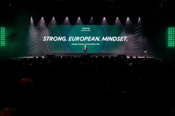 Corporate Events - Bühne mit LED Leinwand und Redner